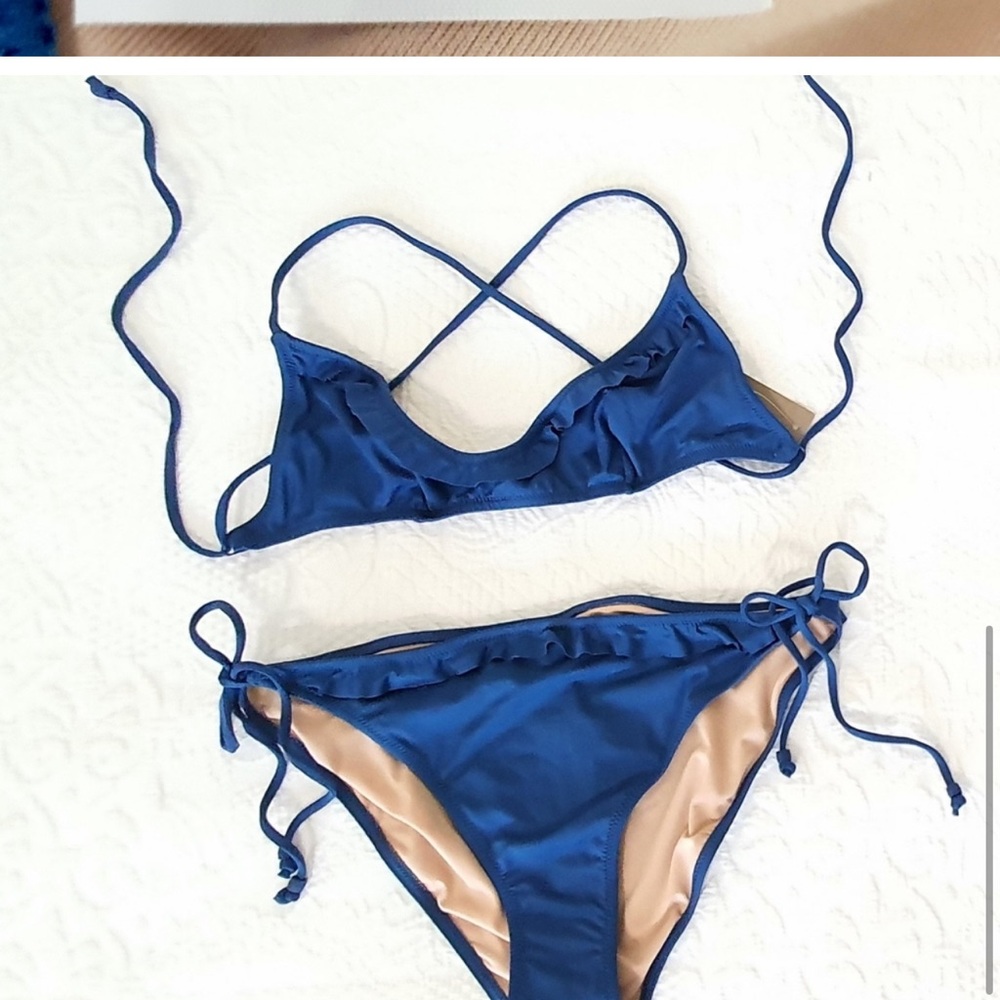 🆕 J. Crew Bikini Top Fully Underlined with Ruffle Detail.